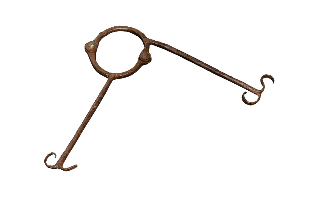 Halsring af jern. Ringen blev brugt i Dansk Vestindien til at sætte om halsen på arresterede slaver for at forhindre dem i at flygte ind i sukkerrørsmarkerne, hvad, der blandt de tætvoksende sukkerrør, er en umulighed.
