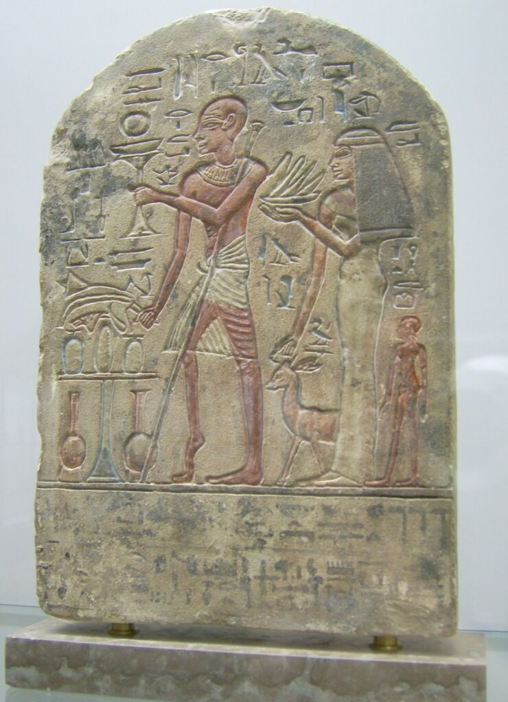 Et egyptisk relief fra 1300-tallet f.v.t. viser præsten Ruma, der har haft polio. Wikimedia Commons.