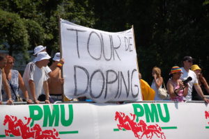 Tilskuere med protestbanner under Tour de France i 2006