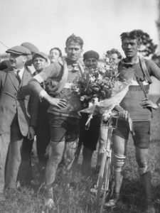 Franskmanden Henri Pélissier (1889-1935), der vandt Tour de France i 1923. Han og andre ryttere anvendte kokain og kloroform for at fremme deres præstation.