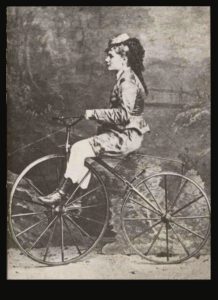 Kvinde på en Velocipede – foto fra 1868