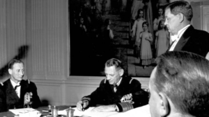 Frederik 9. underskriver Grundloven fra 1953