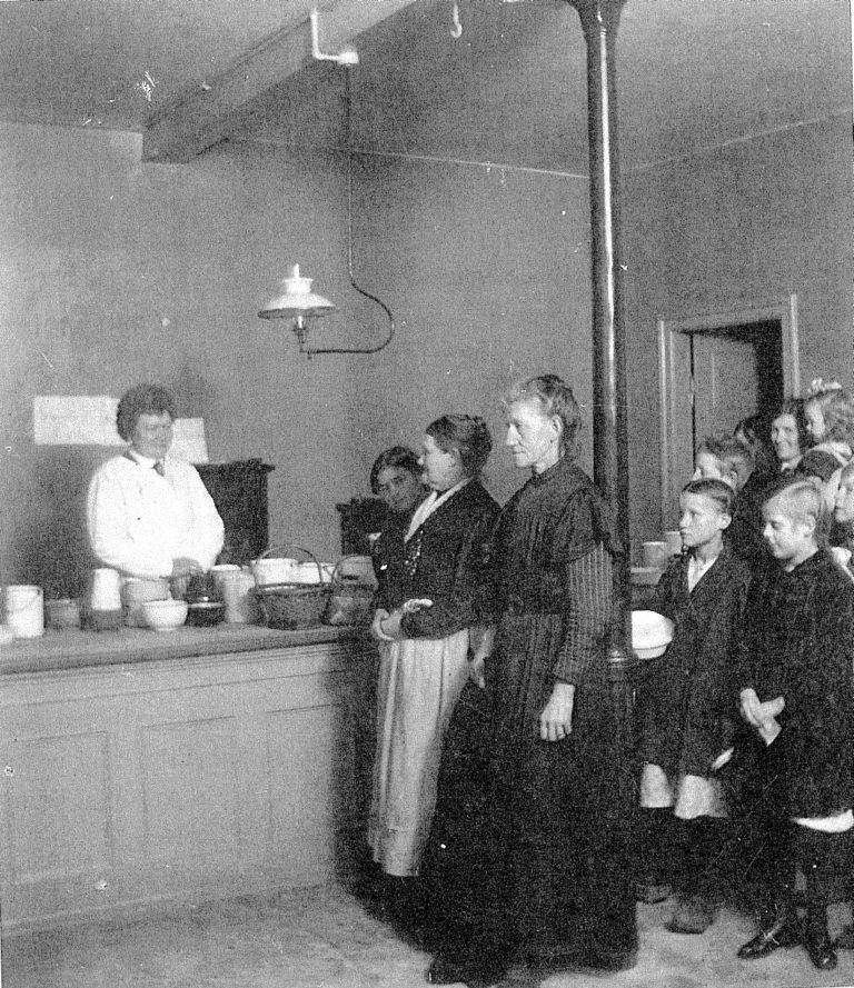 Manglen på varer betød, at tilstrømningen til Hjælpekassens Bespisningsanstalt på Frederiksberg var stor, her i november 1916. Foto i Lokalhistorisk Billedsamling, Frederiksberg Bibliotek.