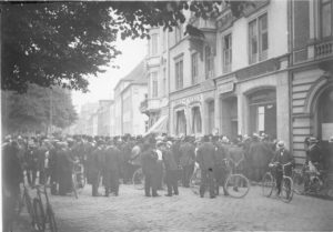 Til trods for at Danmark var neutral og ikke deltog i kamphandlinger, var befolkningens interesse for krigens udvikling stor. Her står folk i Aarhus i kø for at kunne læse det seneste krigstelegram, der fortalte om krigens gang. Foto i Aarhus Kommune Biblioteker. Lokalhistorisk Samling.