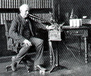 Thomas Alva Edison (1847-1931), især kendt for at have opfundet den elektriske glødepære, men ses her i 1907 med en anden af sine opfindelser - diktafonen. Edisons vigtigste opfindelse var dog nok det første kraftværk, som åbnede i 1882 i New York. Det blev startskuddet til, at elektricitet blev introduceret for den almindelige befolkning overalt i verden. København kom med på vognen i 1892. Foto: Wikimedia Commons