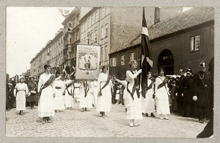 Danske kvinders Valgretstog den 5. juli 1915, hvor over 12.000 kvinder markerede, at de nu havde fået stemmeret. Foto i Det Kongelige Bibliotek