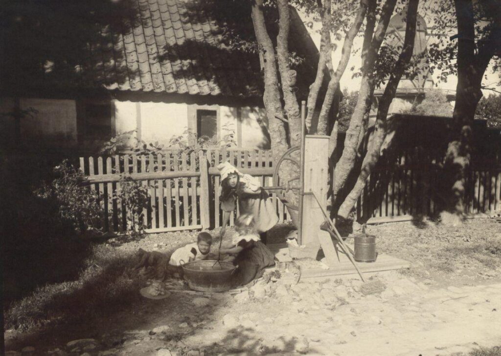 Billedtekst: Kbhbilleder.dk: Børn leger med vand, ca. 1895.