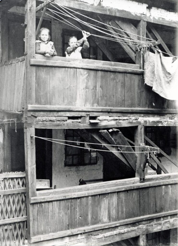 Københavns Bymuseum, Public Domain: Foto fra 1902 af to piger på Adelgade.