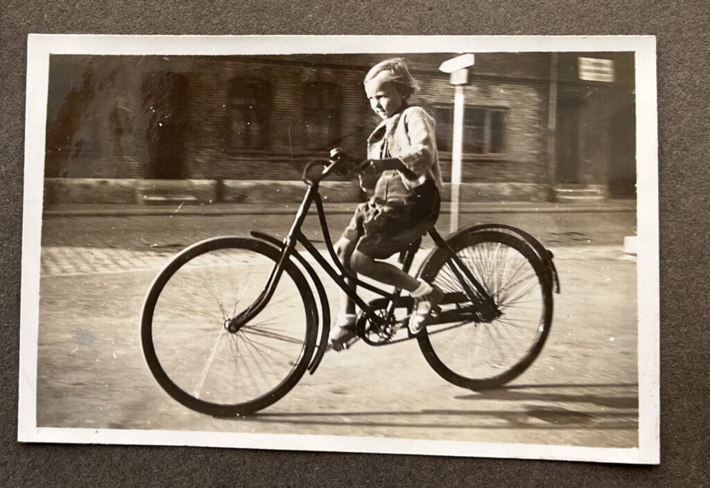 Billedtekst: Karen cykler